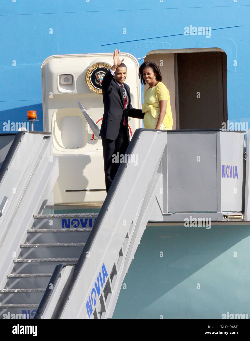 US-Präsident Barack Obama (L) und First Lady Michelle Obama (R) an Bord vor der Abreise aus Kopenhagen, Dänemark, 2. Oktober 2009 Air Force One. Die First Lady und Präsident Obama in Kopenhagen zu reden auf Chicago zu liefern waren? s Bewerbung um die Olympischen Spiele 2016. Das Internationale Olympische Komitee (IOC) wird am 2. Oktober 2009 mit Chic über den Austragungsort der Spiele 2016 abstimmen. Stockfoto