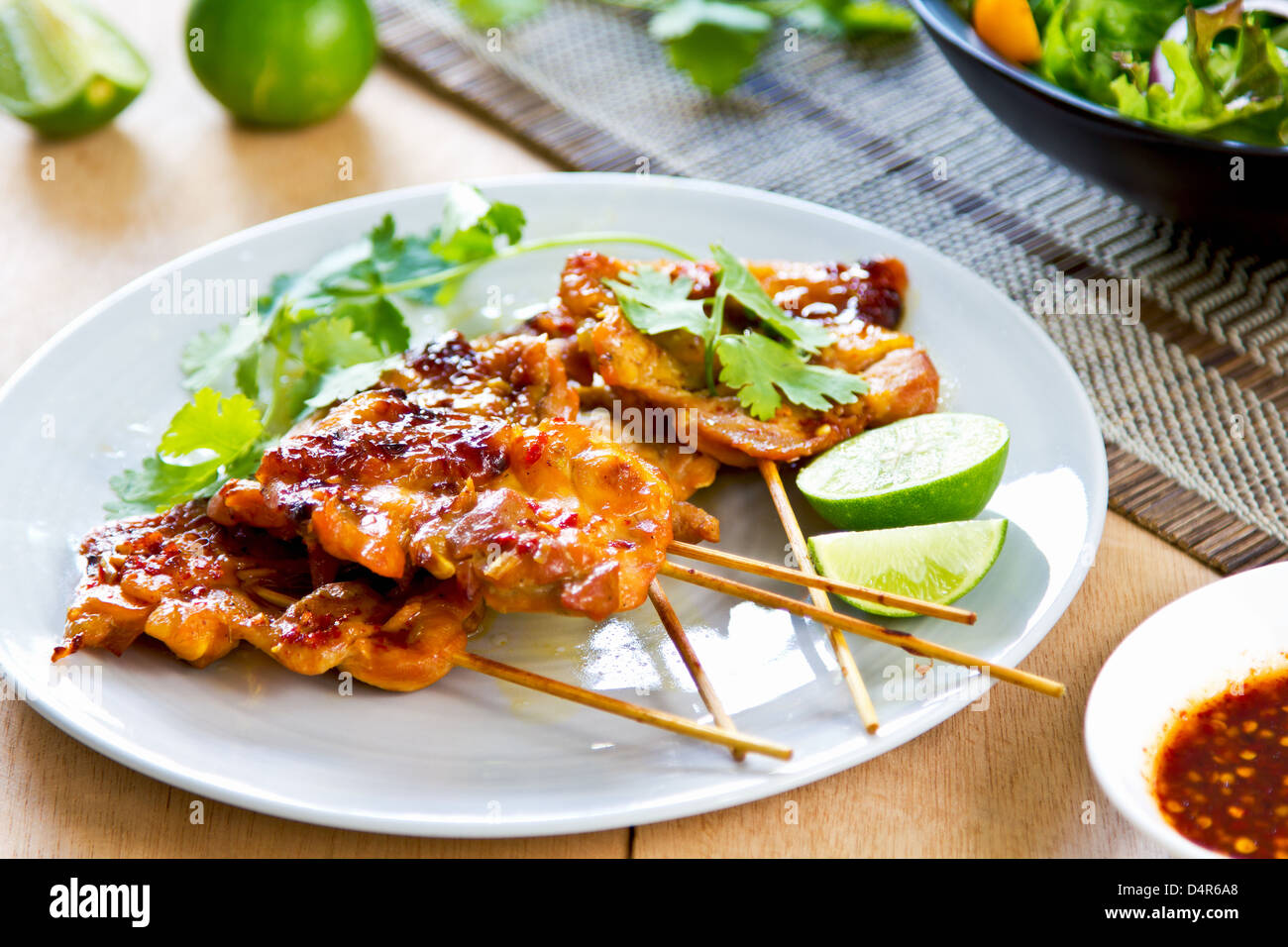 Gegrilltes Huhn mit Thai Chili-Sauce und Salat Stockfoto