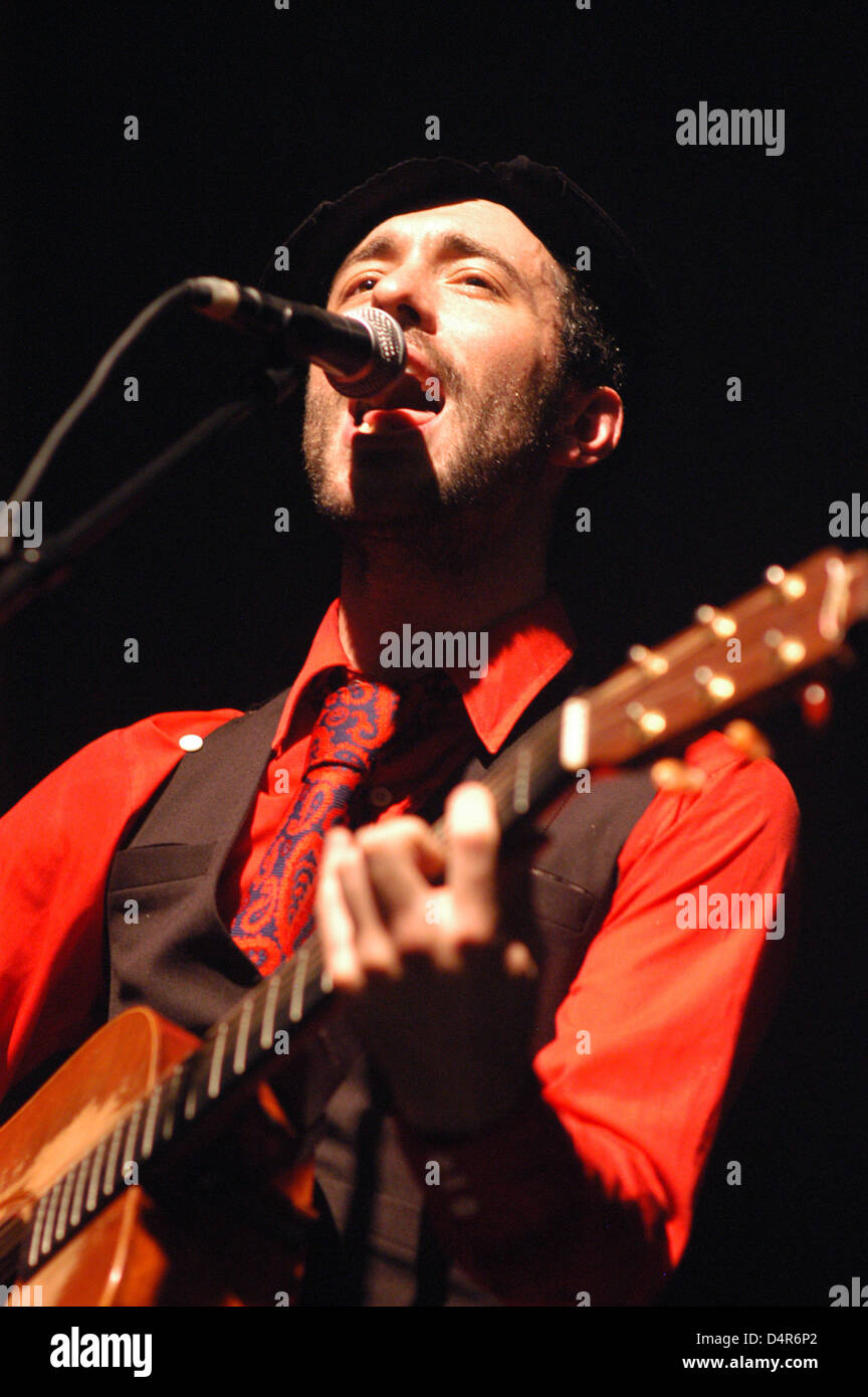 Britische Singer-Songwriter Charlie Winston führt im Club? La Cigale? in Paris, Frankreich, 9. Juni 2009. Seine Single? Wie ein Hobo? stürmte No1 der französischen single-Charts, sein Album? Hobo? ist unter den besten zehn Monate. In Frankreich Charlie Winston ist ein echter Superstar füllt Konzerthallen mit Leichtigkeit geworden. Er freut sich jetzt auf? erobern? der Rest des Kontinents. Foto: Ansgar Haase Stockfoto