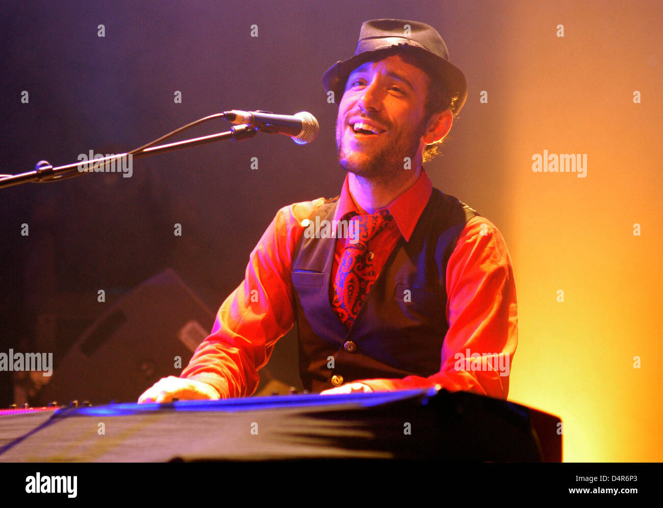 Britische Singer-Songwriter Charlie Winston führt im Club? La Cigale? in Paris, Frankreich, 9. Juni 2009. Seine Single? Wie ein Hobo? stürmte No1 der französischen single-Charts, sein Album? Hobo? ist unter den besten zehn Monate. In Frankreich Charlie Winston ist ein echter Superstar füllt Konzerthallen mit Leichtigkeit geworden. Er freut sich jetzt auf? erobern? der Rest des Kontinents. Foto: Ansgar Haase Stockfoto