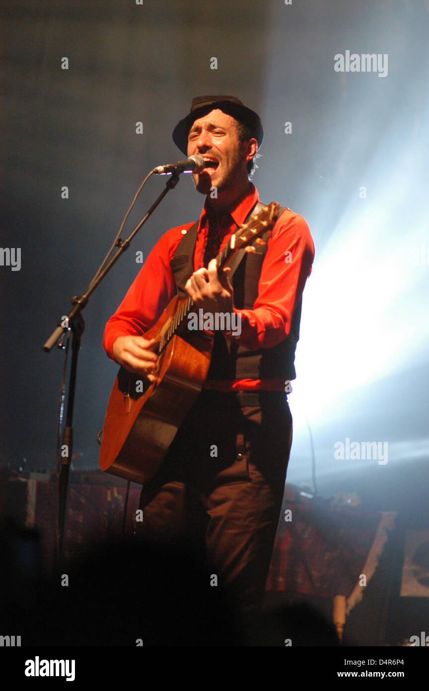 Britische Singer-Songwriter Charlie Winston führt im Club? La Cigale? in Paris, Frankreich, 9. Juni 2009. Seine Single? Wie ein Hobo? stürmte No1 der französischen single-Charts, sein Album? Hobo? ist unter den besten zehn Monate. In Frankreich Charlie Winston ist ein echter Superstar füllt Konzerthallen mit Leichtigkeit geworden. Er freut sich jetzt auf? erobern? der Rest des Kontinents. Foto: Ansgar Haase Stockfoto