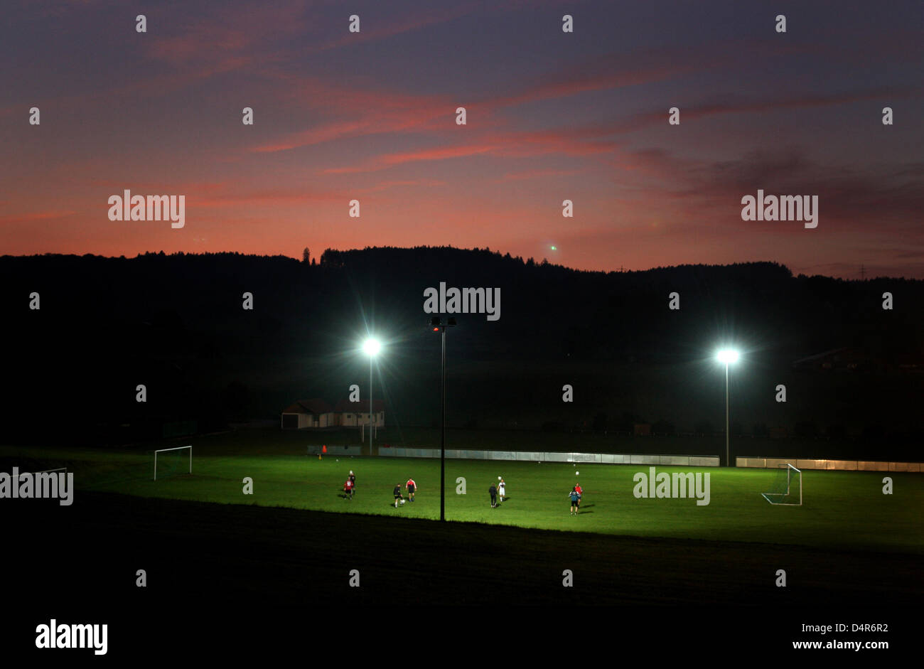 Dämmerung legt während einer Fußball-Taining in Kaufbeuren, Deutschland, 29. September 2009. Foto: Karl-Josef Hildenbrand Stockfoto