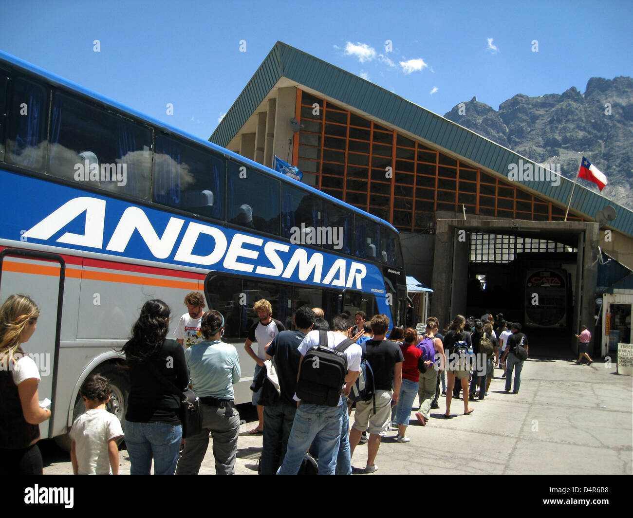 (Dpa-Datei) Ein Datei-Bild vom 27. Januar 2009 erfasst Touristen verlassen einen Bus für die argentinisch-chilenischen Grenze in Mendoza, Argentinien. Foto: Rolf Haid Stockfoto