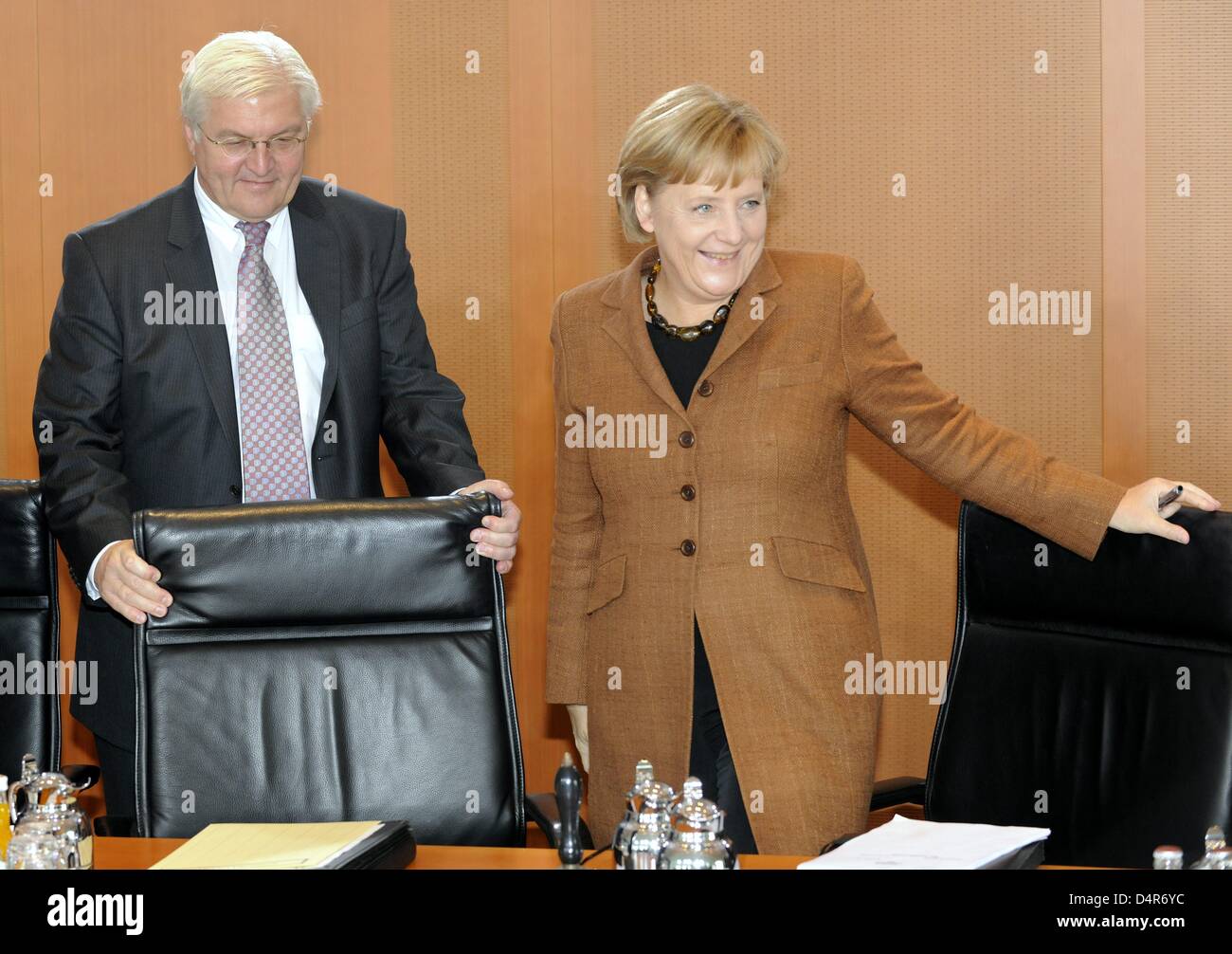 Deutsche Bundeskanzlerin Angela Merkel (CDU) und Außenminister Frank-Walter Steinmeier (SPD) nehmen ihre Plätze bei einer Kabinettssitzung im Kanzleramt in Berlin, Deutschland, 7. Oktober 2009. Es ist wahrscheinlich das letzte Treffen der das Kabinett der großen Koalition zwischen der christlichen Union und Sozialdemokraten. Nach der Bundestagswahl vom 27 September, eine Koalition zwischen der Christus Stockfoto