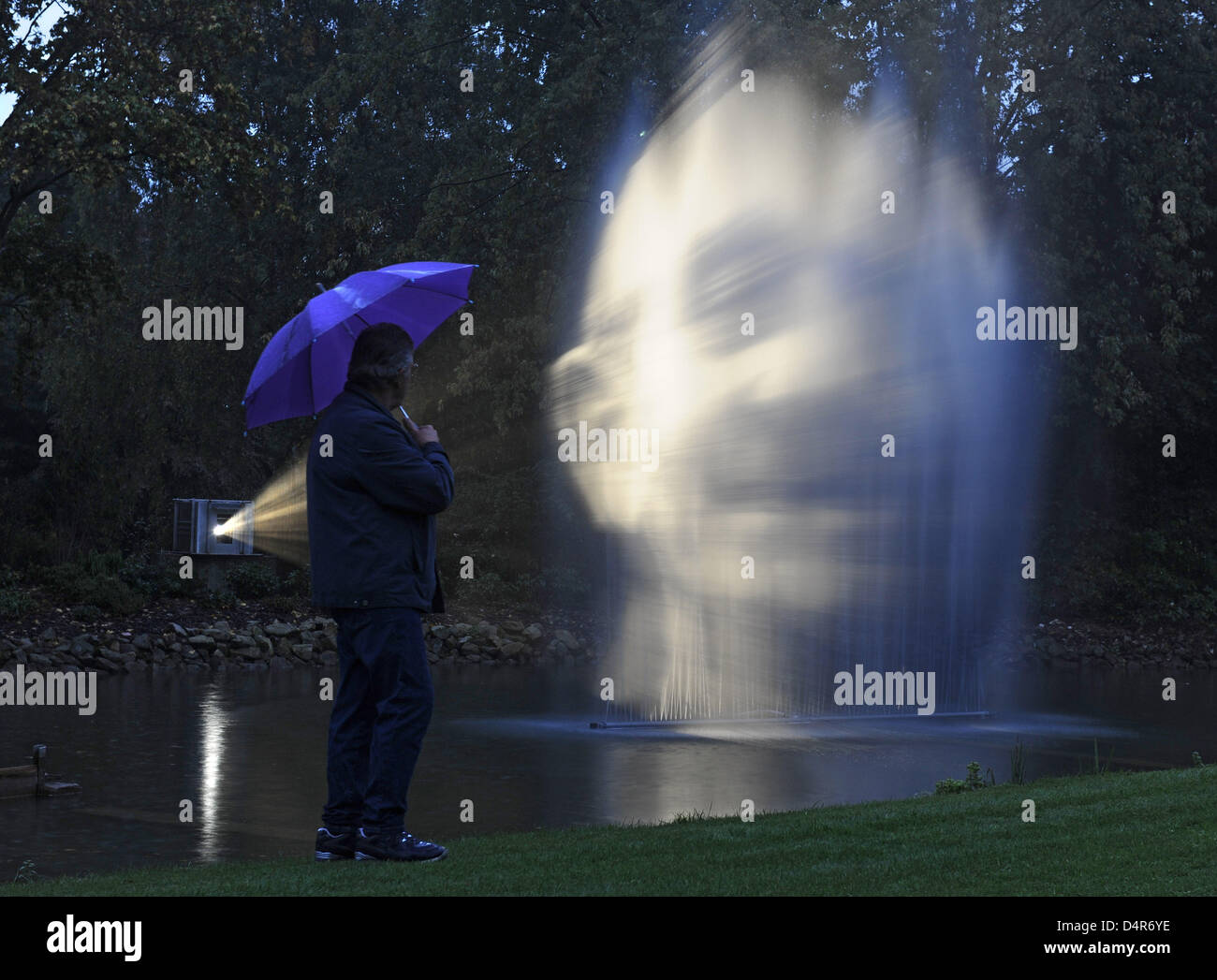 Ein Mann wacht eine Lichtinstallation von Künstlerinnen Katharina Veldhues und Gottfried Schuhmacher in der Salinenpark in Bad Rothenfelde, Deutschland, 6. Oktober 2009. Die bildende Kunst ist Bestandteil der Kunstinstallation? Lichtsicht? (? Lightsight?) der zweite Projektion Biennale. Die Projektion Biennale findet vom 10. Oktober 2009 bis 10. Januar 2010 statt. Foto: INGO WAGNER Stockfoto