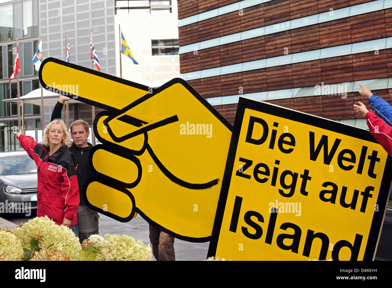 Aktivisten des International Fund for Animal Welfare (IFAW) Protest gegen die kommerzielle Wal jagen vor der isländischen Botschaft in Berlin, Deutschland, 7. Oktober 2009. Island? s Walfänger 205 Wale in diesem Jahr, 125 gefährdete Finnwale und 80 Zwergwale getötet. Foto: ROBERT SCHLESINGER Stockfoto