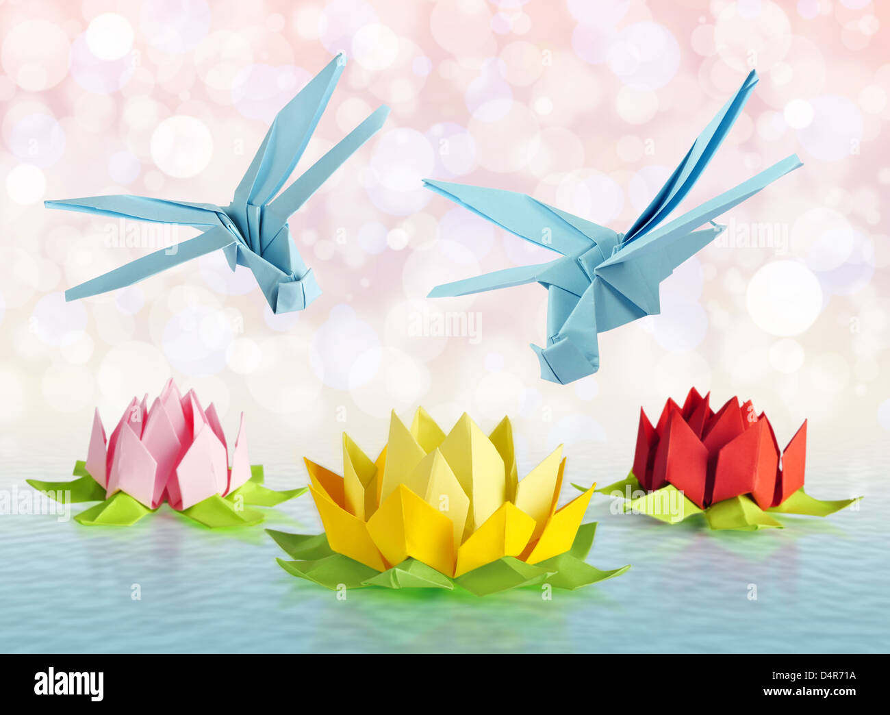 Origami blaue Libelle über Blumen Lotus über rosa Hintergrund Stockfoto