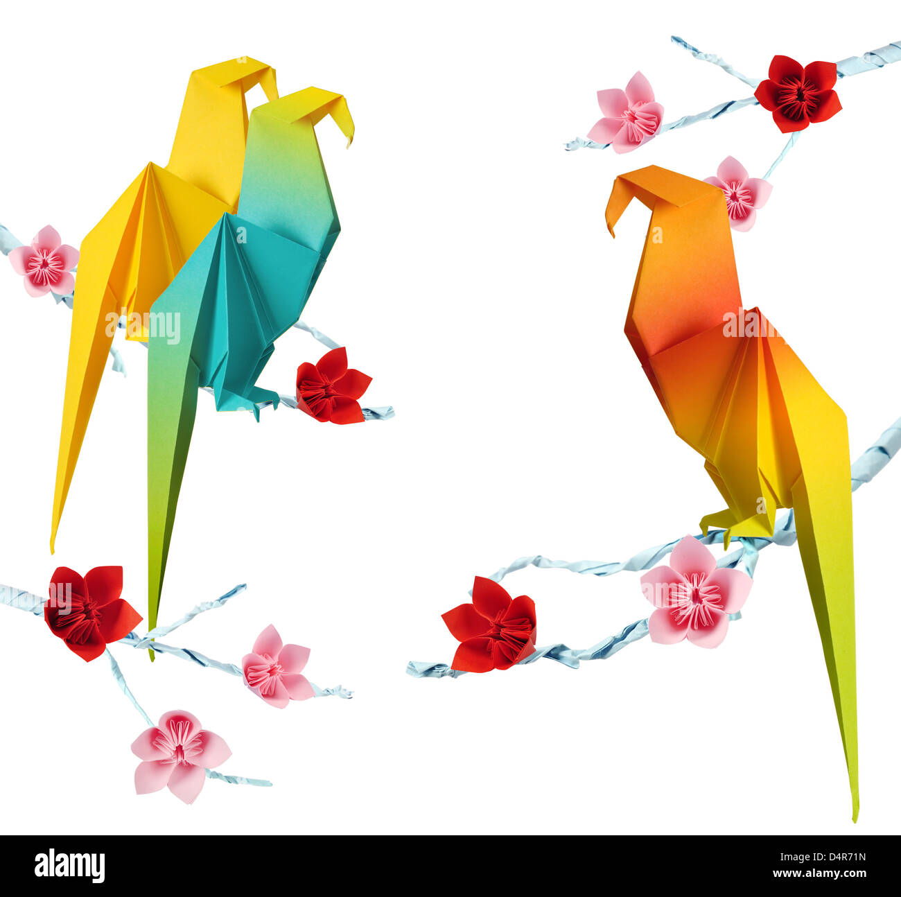 Origami-Papageien auf einem Zweige Bäume mit Blüten isoliert auf weißem Hintergrund Stockfoto