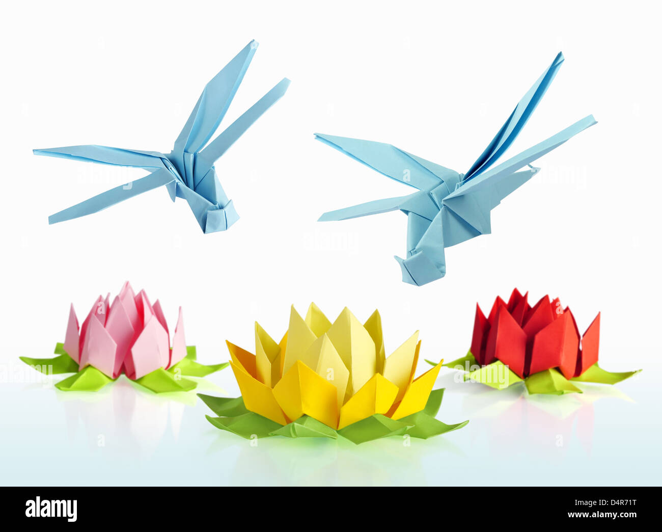 Origami blaue Libelle über Lotus Blumen auf weißem Hintergrund Stockfoto