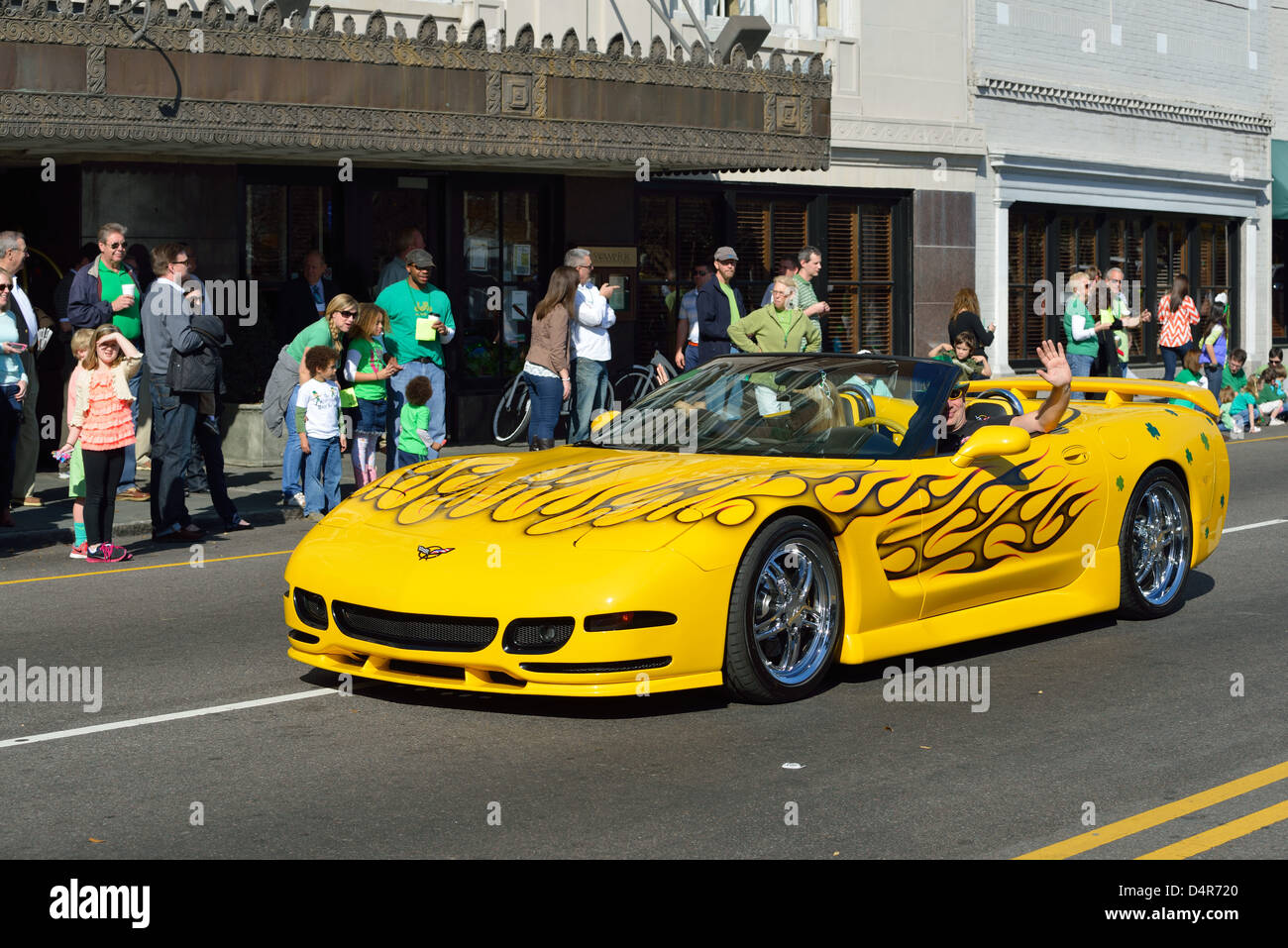 Gelbe Corvette Cabrio, Teilnahme an St. Patricks Day Parade Stockfoto