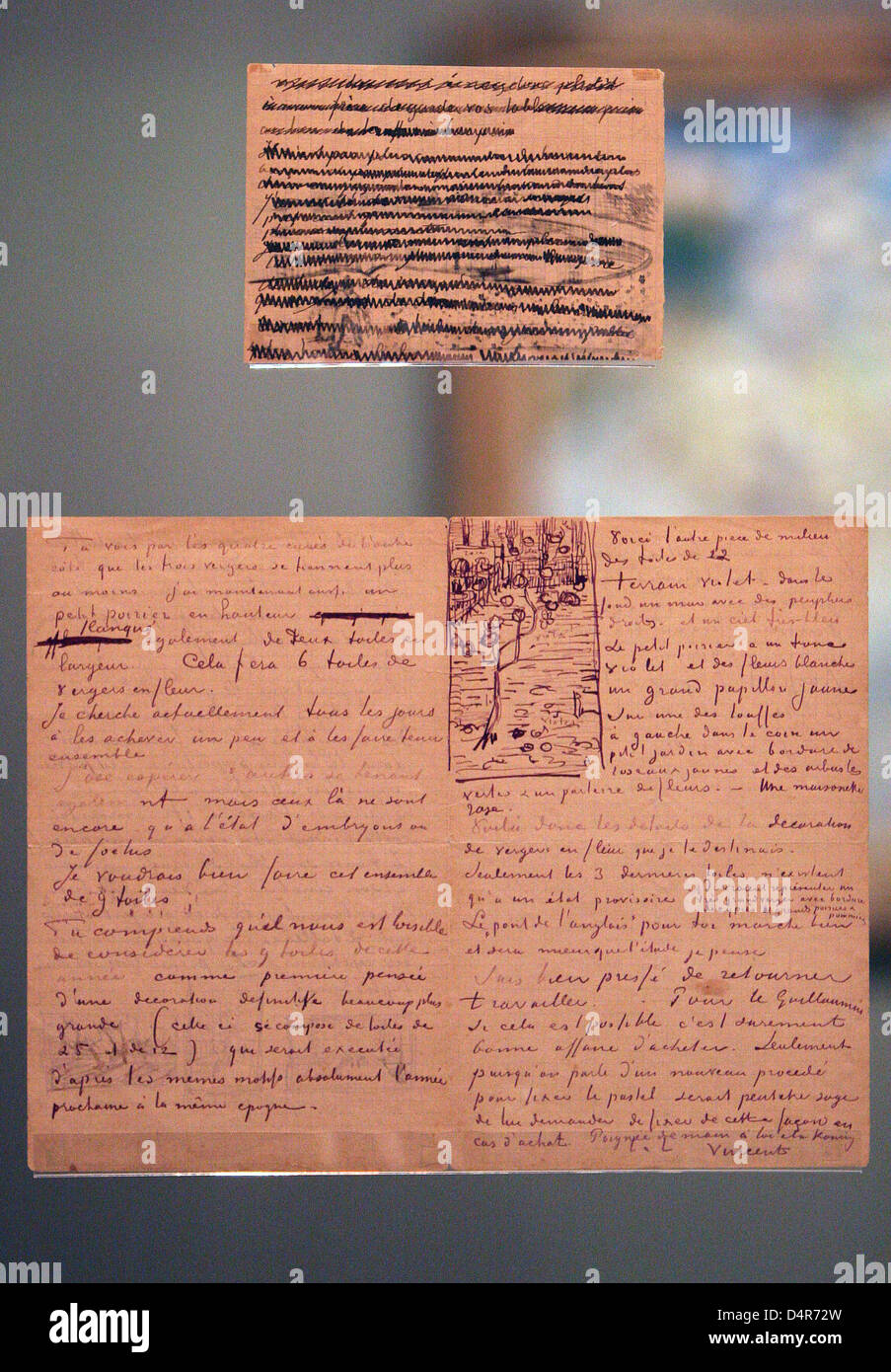 Ein Brief ist auf dem Display in der Ausstellung? Van Gogh? s Briefe der Künstler spricht? im