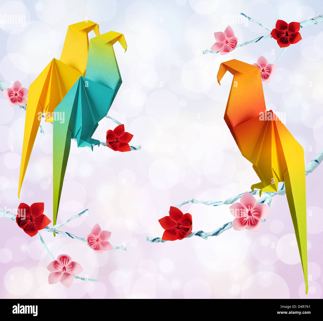Origami-Papageien auf eine Äste von Bäumen mit Blumen auf rosa Hintergrund Stockfoto