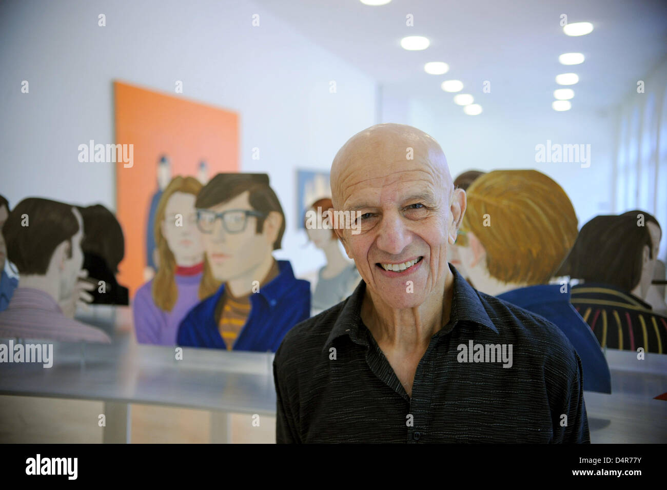 US-Malers Alex Katz steht in seiner Ausstellung? Eine amerikanische Art des Sehens? in Kleve, Deutschland, 9. Oktober 2009. Einige 40 Werke der einflussreichsten Maler von 1957 bis 2008 sind auf Anzeige im Museum Kurhaus in Kleve bis 21. Februar 2010. Katz wurde 1927 in Brooklyn geboren und gehört zu den führenden Vertretern der figurativen Malerei in Amerika. Er malt vor allem Porträts und Gruppe Stockfoto