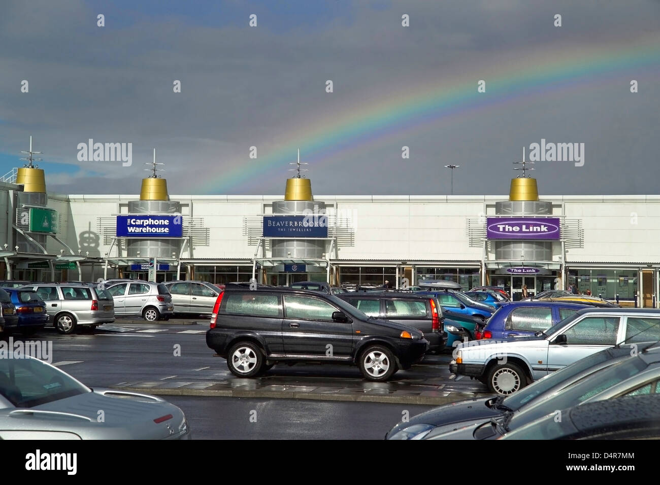 Fort Kinnaird Einkaufszentrum vom Parkplatz mit stürmischen Himmel und Regenbogen Stockfoto