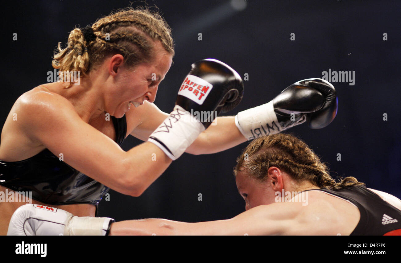 Niederländische Federgewicht Boxer Esther Schouten (R) kämpft gegen deutsche im Federgewicht Boxer Ina Menzer in der Weltmeisterschaft im Universum Champions Night in Rostock, Deutschland, 10. Oktober 2009. Menzer erreicht einen Punkte-Sieg gegen neu gekürten Weltmeisters im junior Federgewicht Esther Schouten. Foto: Jens Büttner Stockfoto