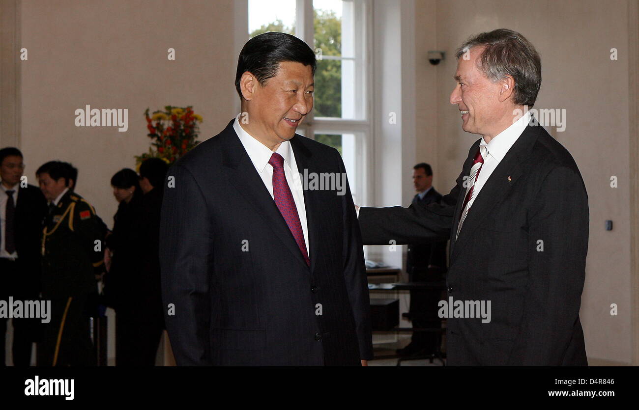 German President Horst Koehler (R) und der chinesische Vizepräsident Xi Jinping Handschlag im Schloss Bellevue in Berlin, Deutschland, 12. Oktober 2009. Xi Jinping wird die Frankfurter Buchmesse mit Bundeskanzlerin Merkel am Folgetag geöffnet. In diesem Jahr ist China Ehrengast? s Buchmesse. Foto: ALINA NOVOPASHINA Stockfoto