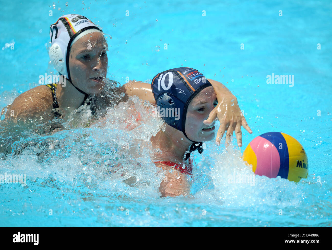 Die Niederlande? Nienke Vermeer (R) und Deutschland? s Carmen Gelse (L) wetteifern um die Kugel während der Wasserball Gruppe D vorläufige Spiel Deutschland Vs Niederlande bei He FINA Swimming World Championships in Rom, Italien, 23. Juli 2009. Die Niederlande Woth Übereinstimmung 8-6. Foto: Marcus Brandt Stockfoto