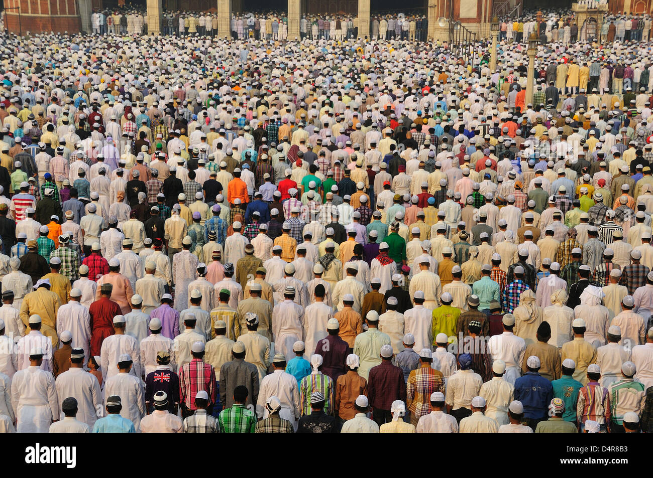 Tausende von muslimischen Menschen innerhalb und außerhalb der Moschee zu feiern Ende des Ramadan zu beten. Stockfoto