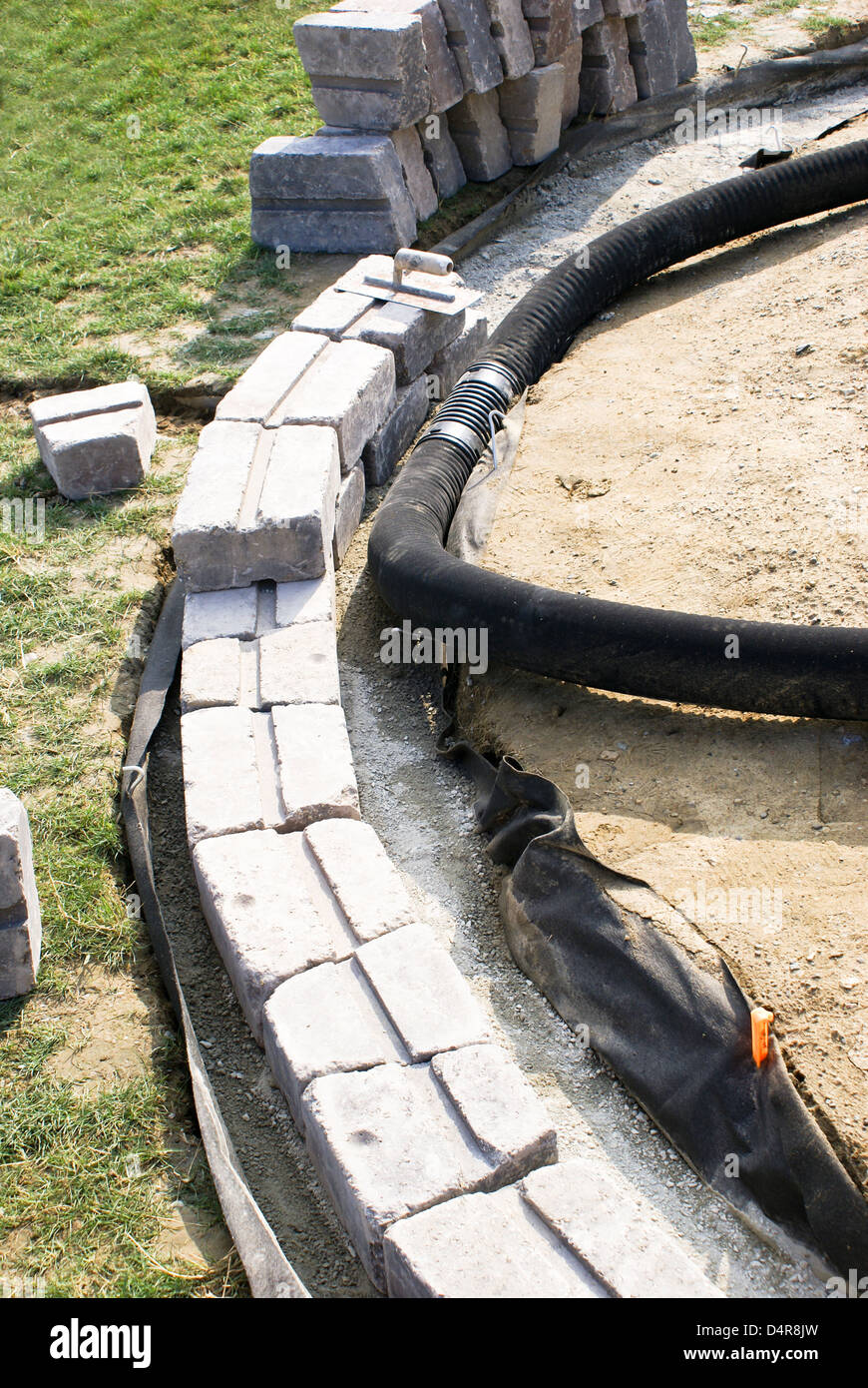 Terrasse-Wand Basis auf Schotter mit Wellrohr. Stockfoto