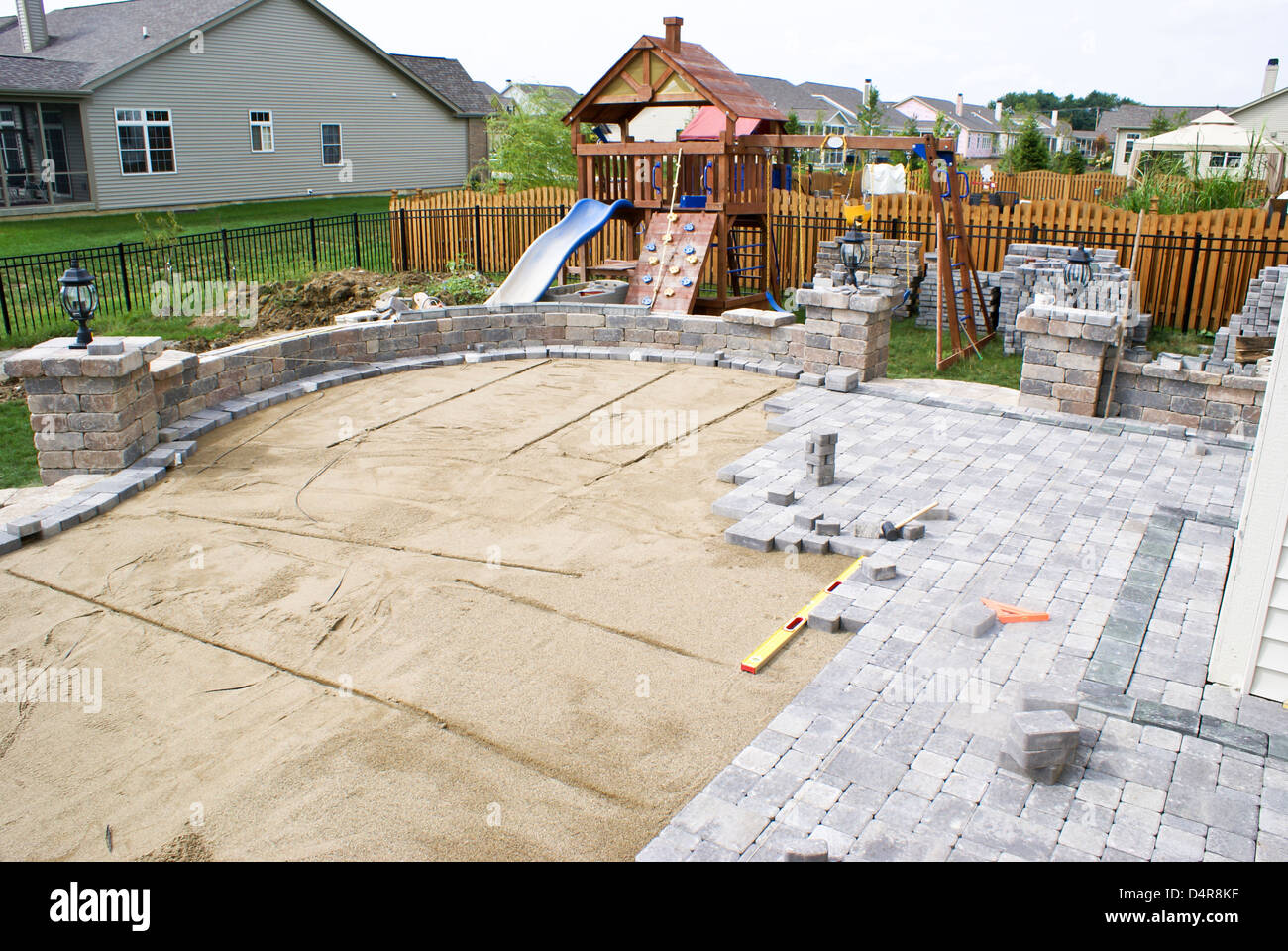 Pflasterung Terrasse auf Sand eingeebnet. Hinterhof-Projekt. Stockfoto