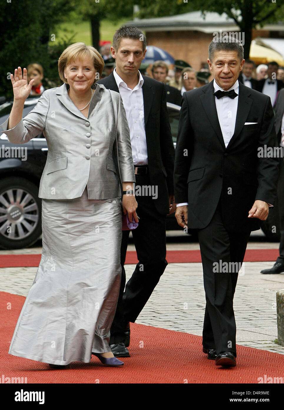 Wiederholung mit zusätzliche Identifikation: Bundeskanzlerin Angela Merkel, kommen ihr Mann Joachim Sauer (R) und sein Sohn Daniel Sauer bei der Eröffnung der Bayreuther Festival 2009 in Bayreuth, Deutschland, 25. Juli 2009. Das Festival beginnt mit der Oper? Tristan und Isolde?. Das jährliche Musikfestival präsentieren 10 Aufführungen der Oper mit Eröffnungsreden bis 02 August. Stockfoto