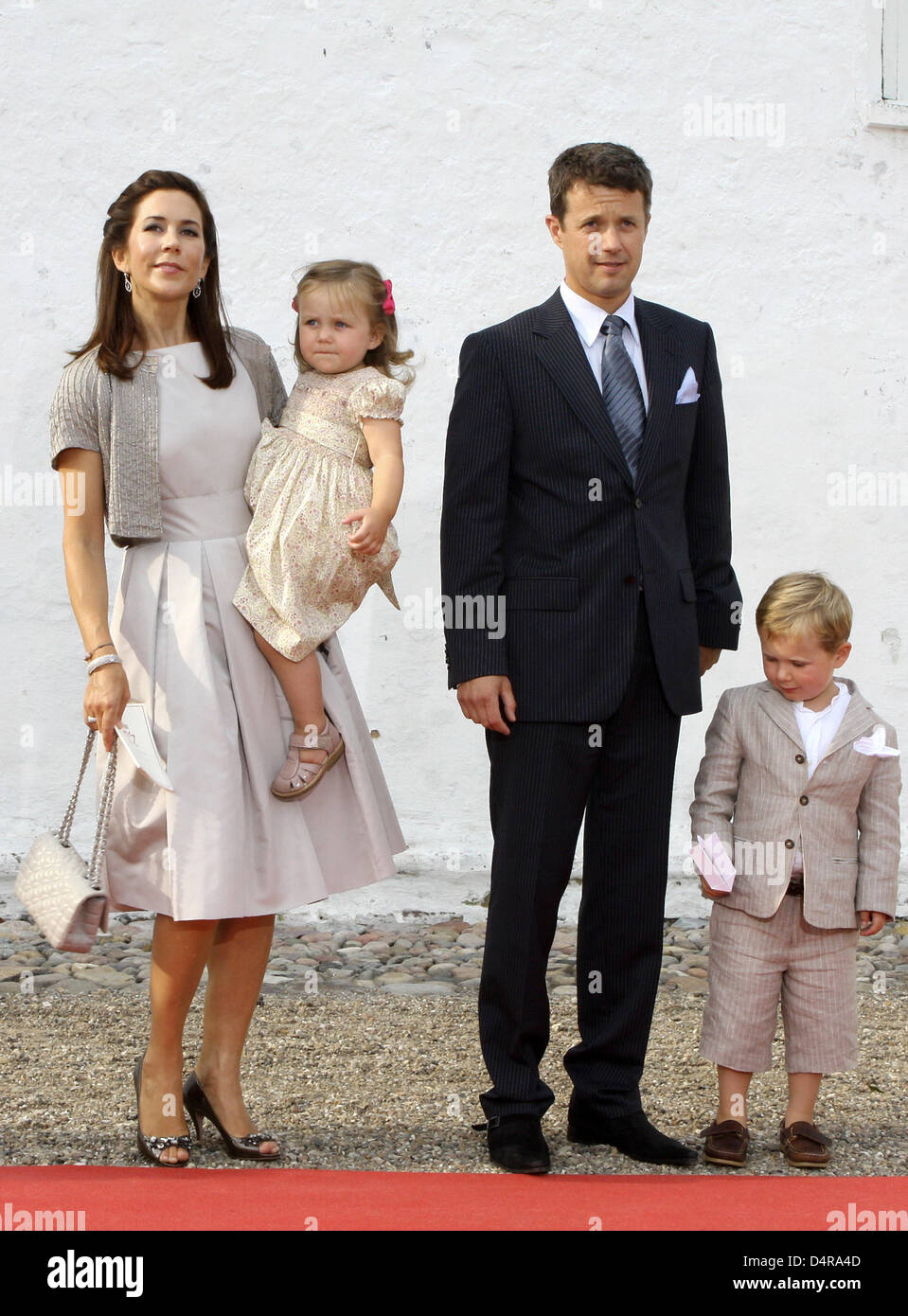 Kronprinz Frederik von Dänemark (2-R), Prinzessin Mary von Dänemark (L), Prinz Christian und Prinzessin Isabella kommen für die Taufe von Prinz Joachim und Prinzessin Marie? s jüngster Sohn Henrik Carl Joachim Alain Mogeltonder Kirche, Dänemark, 26. Juli 2009. Der Prinz 4. Mai 2009 geboren wurde, aber nicht seinen Namen bis die Zeremonie erhalten. Foto: Albert Nieboer (Niederlande) Stockfoto