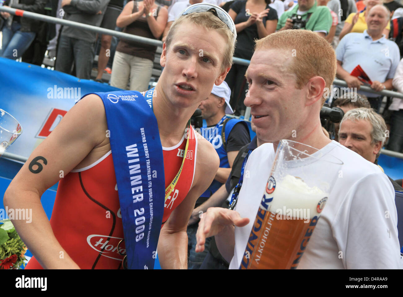 US-Gewinner Jarrod Shoemaker (L) teilt ein Bier mit seinem Landsmann Mark Fretta (R) beim ITU World Championship Series Event in Hamburg, Germany, 26. Juli 2009. Foto: Bodo Marks Stockfoto