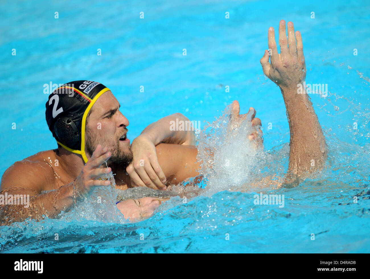 Deutschland? s Florian Naroska (L) und ein nicht identifizierter Spieler des US-Teams (R) wetteifern um den Ball während ihrer Wasserball Viertelfinale bei den FINA schwimmen-Weltmeisterschaften in Rom, Italien, 28. Juli 2009. USA schlagen Deutschland 8-5. Foto: MARCUS BRANDT Stockfoto