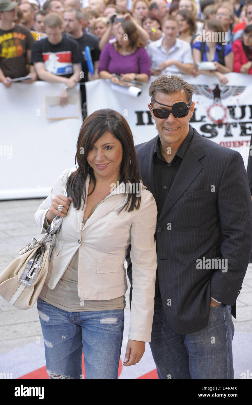 Schauspieler Simone Thomalla und Sven Martinek kommen bei der Deutschlandpremiere des Films? Inglourious Basterds? in Berlin, Deutschland, 28. Juli 2009. Der neue Film von Regisseur Tarantino öffnet am 20. August 2009 in den deutschen Kinos. Foto: SOEREN STACHE Stockfoto