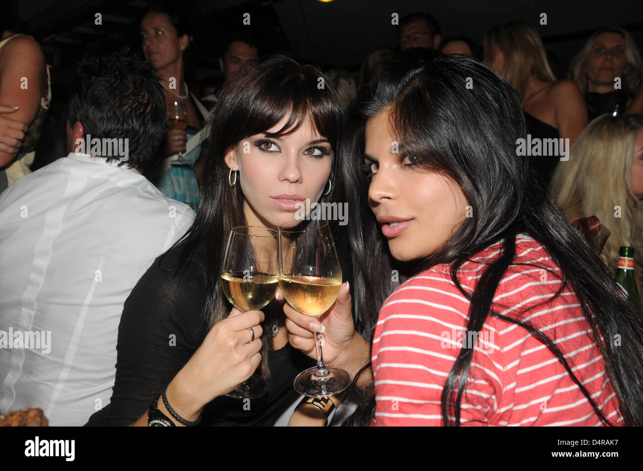 Liliana Matthäus (L), Ehefrau des ehemaligen Fußballspieler Lothar Matthaeus (nicht abgebildet) und Schauspielerin Indira Weiss besuchen das Sommerfest des Restaurant Hugos in München, 28. Juli 2009. Gäste und Prominente feierten die Host? s Geburtstag und die zwei-Jahres-Jubiläum des Restaurants. Foto: Felix Hoerhager Stockfoto