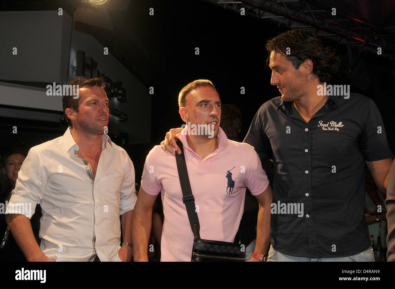 Ehemaliger Fußballspieler Lothar Matthaeus (L-R), feiern Fußball-Spieler Franck Ribery und Luca Toni des deutschen Bundesligisten FC Bayern München auf dem Sommerfest des Restaurant Hugos in München, 28. Juli 2009. Gäste und Prominente feierten die Host? s Geburtstag und die zwei-Jahres-Jubiläum des Restaurants. Foto: Felix Hoerhager Stockfoto