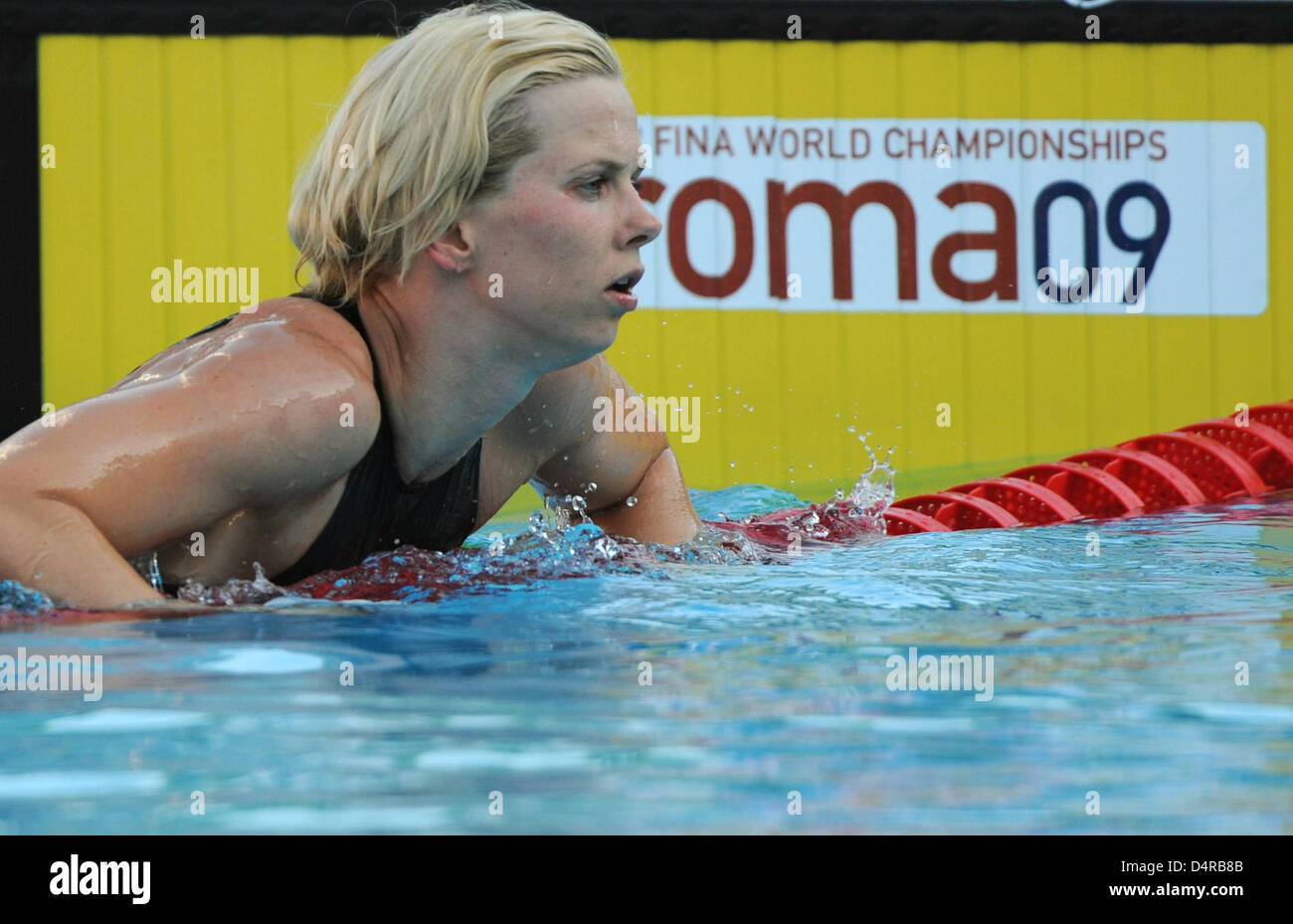 Deutsche Schwimmerin Britta Steffen nach ihrem Halbfinale der Frauen abgebildet? s 100m Freistil bei den FINA schwimmen-Weltmeisterschaften in Rom, 30. Juli 2009. Foto: MARCUS BRANDT Stockfoto