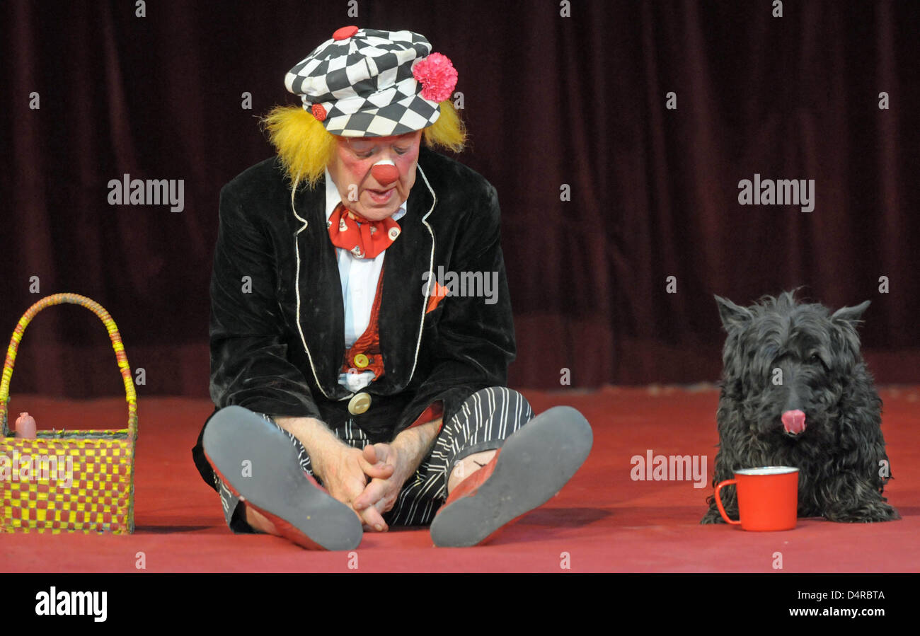 Russischer Clown und Pantomime Oleg Popov führt an den großrussischen Staatszirkus in Düsseldorf, 18. April 2009. Popov wurde am 31. Juli 1930 in Moskau geboren und lebt in Egloffstein, Deutschland. Foto: Horst Ossinger Stockfoto