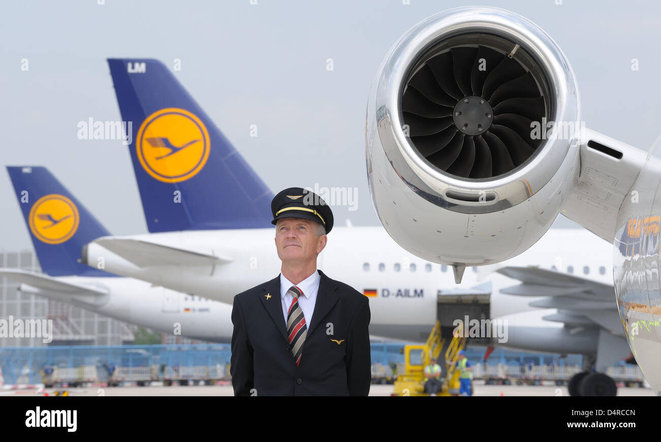 Flug Kapitan Rolf Ulrich Stellt Vertragen Privatjet Der Deutschen Lufthansa Am Flughafen Frankfurt Main Deutschland 22 April 09 Lufthansa Prasentiert Sein Leistungsspektrum Fur Top Kunden Auf Die Lufthansa Premium Wie Zum Beispiel