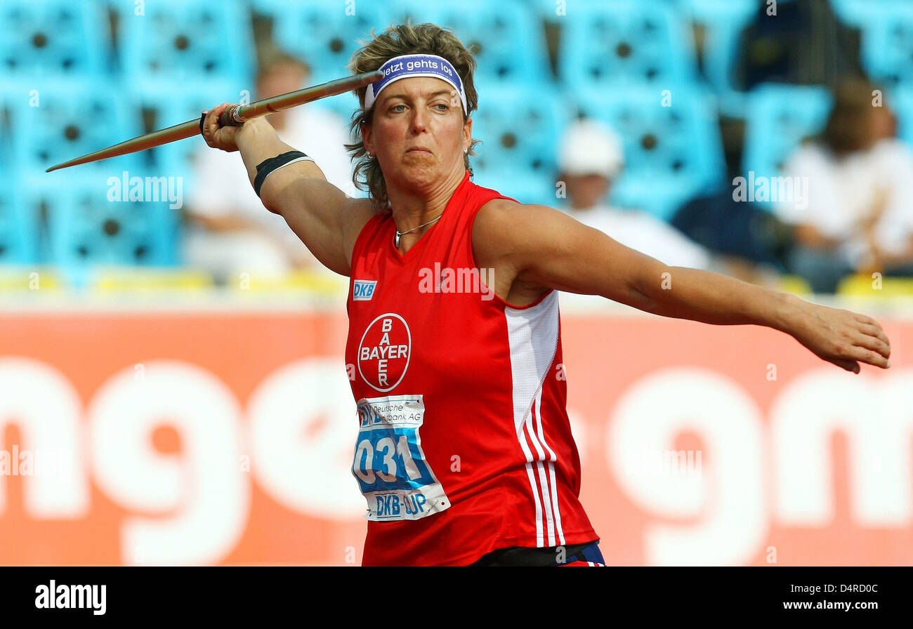 Deutsche Speerwerferin Steffi Nerius in Aktion während der 20. internationalen Leichtathletik-Meeting in Cottbus, Deutschland, 8. August 2009 gesehen. Viele Sportler betrachten das Treffen einen abschließenden Test vor der Leichtathletik-Weltmeisterschaft in Berlin vom 15. bis 23 August. Foto: Thomas Eisenhuth Stockfoto