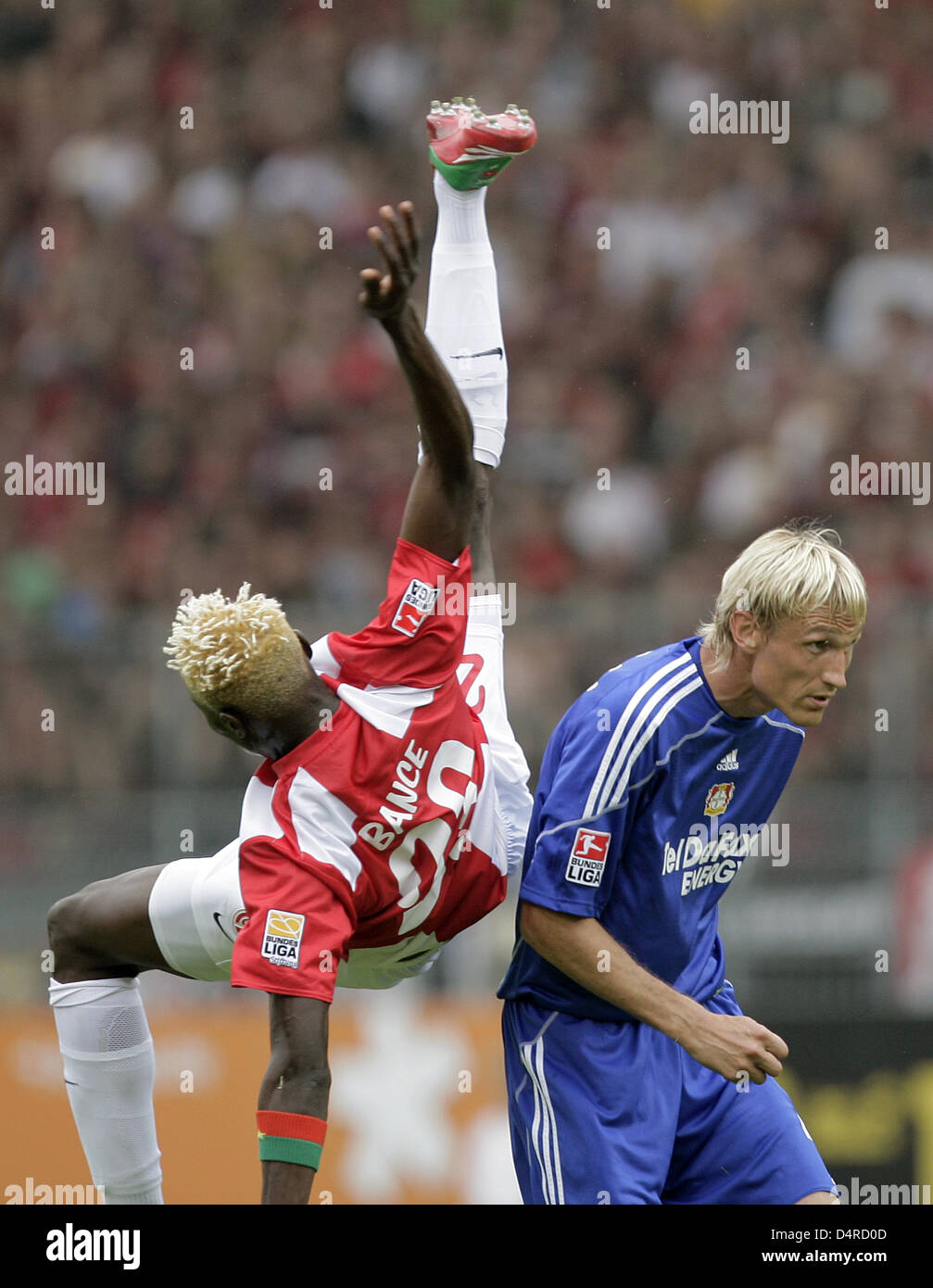 Leverkusen? s Sami Hyypiae und Mainz? s Aristide Bance (L) wetteifern um den Ball in der deutschen Bundesliga Spiel Mainz 05 gegen Bayer Leverkusen im Bruchwegstadion in Mainz, Deutschland, 8. August 2009. Foto: Fredrik von Erichsen (Achtung: Zeitraum blockieren! Die DFL ermöglicht die weitere Nutzung der Bilder im IPTV, mobile Dienste und anderen neuen Technologien nur zwei Stunden nach dem e Stockfoto