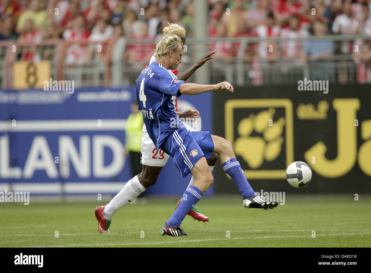 Leverkusen? s Sami Hyypiae (vorne) um den Ball mit Mainz wetteifert? s Aristide Bance in der deutschen Bundesliga Spiel Mainz 05 gegen Bayer Leverkusen im Bruchwegstadion in Mainz, Deutschland, 8. August 2009. Das Spiel gebunden 2-2. Foto: Fredrik von Erichsen Stockfoto
