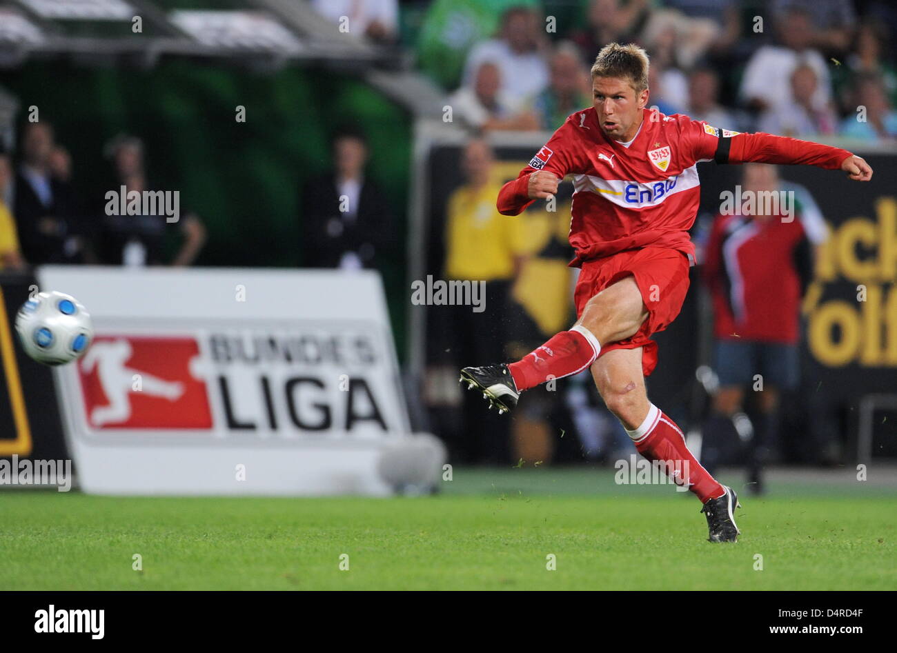 Stuttgart? s Thomas Hitzlsperger schießt den Ball während des Spiels der deutschen Bundesliga VfL Wolfsburg Vs VfB Stuttgart im Stadium der Volkswagen Arena in Wolfsburg, Deutschland, 7. August 2009. Wolfsburg besiegt Stuttgart 2-0. Foto: Jochen Luebke Stockfoto