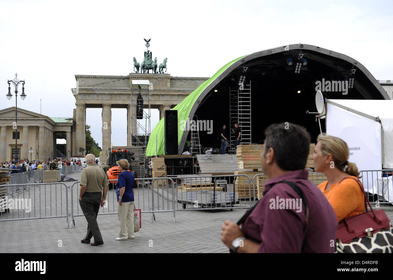 Eine Bühne wird vor dem Brandenburger Tor in Berlin, Deutschland, 11. August 2009 montiert. Zwei Stufen bieten ein breites Kulturprogramm, wenn Berlin der 12. IAAF World Championships in Athletics Berlin 2009 von 15 bis 23 August Gastgeber. Foto: RAINER JENSEN Stockfoto