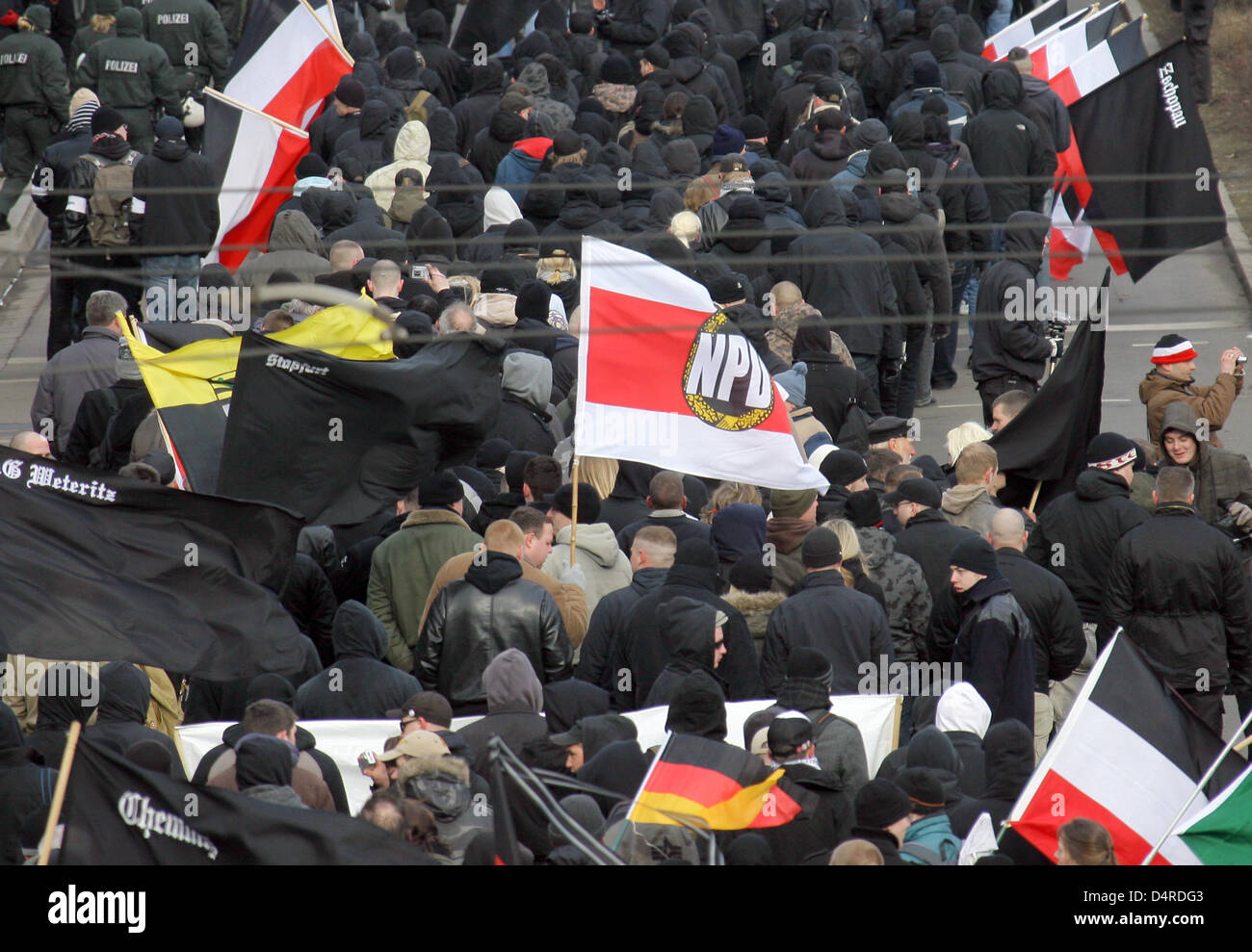 Rechtsradikale parade durch die Straßen von Dresden mit ein NPD (?) Nationale demokratische Partei von Deutschland?, einer rechtsextremen extremistischen Partei) Flagge, Deutschland, 14. Februar 2009. Jedes Jahr rechten Flügels Bühne ihre so genannte? Trauermarsch? (? Trauermarsch?) an der alliierten Bombardierung der Stadt im Jahr 1945 zu erinnern. Im Jahr 2009, wie in früheren Jahren protestierten mehrere tausend gegen das richtige w Stockfoto