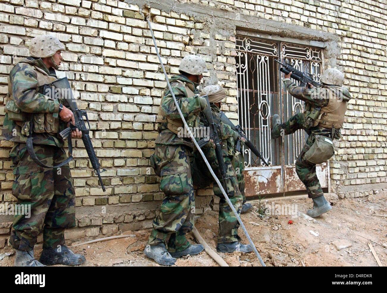 US-Soldaten des 3. Light Armored Reconnaissance Battalion Sturms ein Regionalbüro der Baath-Partei am 2. April 2003 An Nu Maniyah, in der Nähe von 90 km südlich von Bagdad. Stockfoto