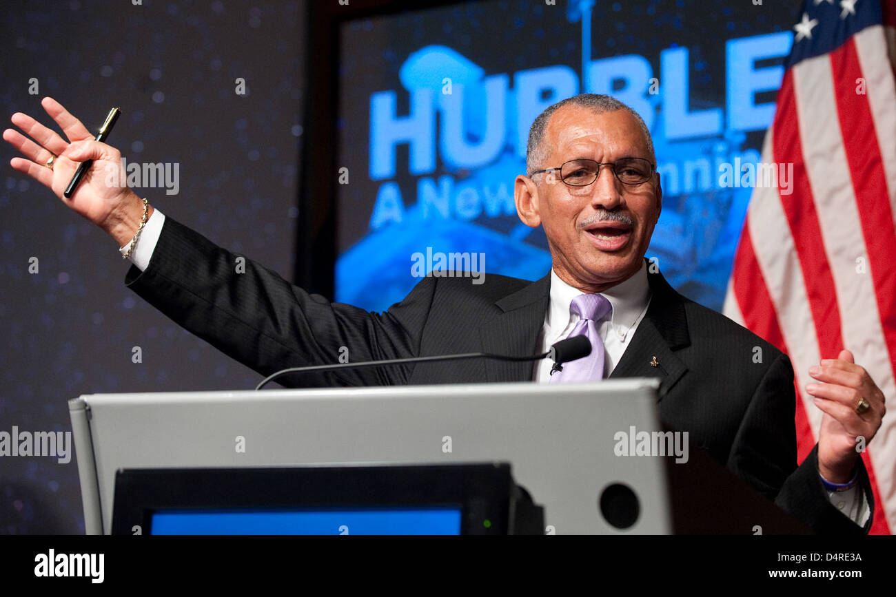 Die aktualisierten Bilder des Hubble Space Telescope bieten verbesserte Ansichten von entfernten Galaxien, Nebeln und Sternen, was die astronomische Forschung unterstützt. Dieses Bild, aufgenommen von Bill Ingalls, unterstreicht Hubbles Beitrag zur Weltraumwissenschaft. Stockfoto