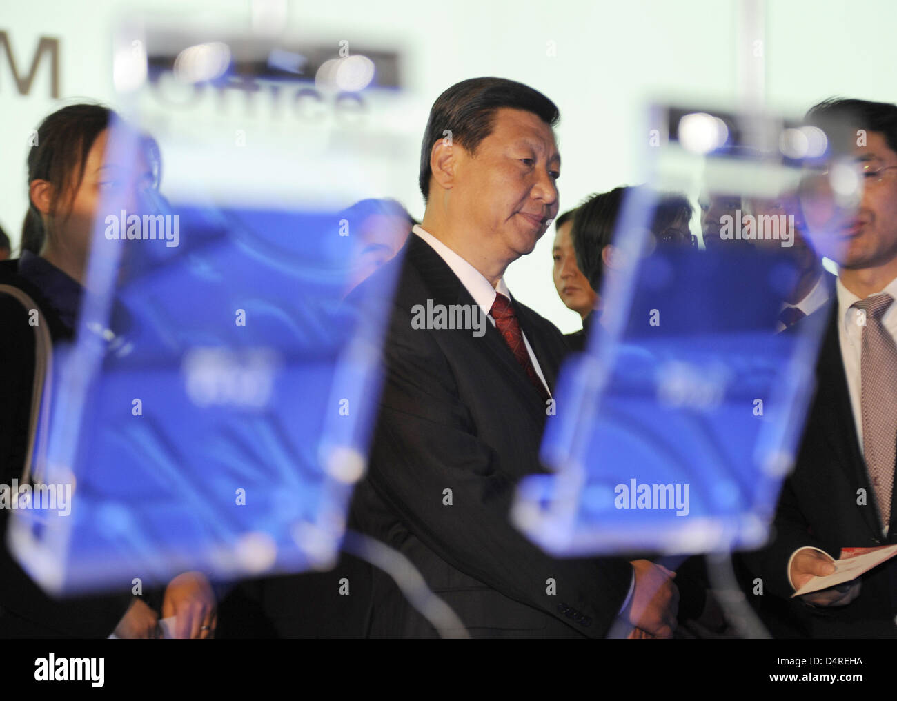 Chinesische Vizepräsident Xi Jinping besucht den China-Pavillon und wirft einen Blick auf e-Books bei der Eröffnungsveranstaltung auf der Frankfurter Buchmesse in Frankfurt Main, Deutschland, 13. Oktober 2009. Einige 300.000 Besucher werden in diesem Jahr erwartet? s Buchmesse, China ist Ehrengast. Foto: Boris Roessler Stockfoto