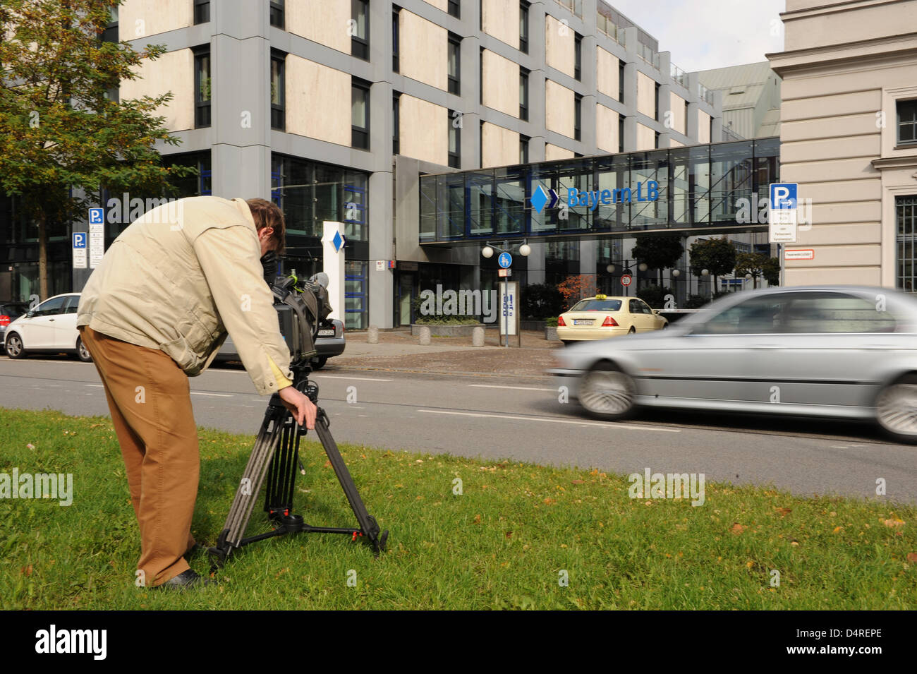Kameramann Michael Straudt filmt das Hauptquartier der Federal State Bank of Bayern (BayernLB) in München, 14. Oktober 2009. Die Staatsanwaltschaft? s Büro untersucht gegen BayernLB, das tief von der Finanzkrise betroffen war. Die Untersuchungen konzentrieren sich auf die Milliarden-Euro-Kauf der österreichischen Hypo Group Alpe Adria (HGAA) 2007. Die Büros der HGAA in München Stockfoto