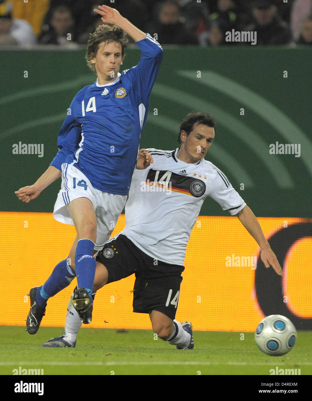 Finnland? s Kasper Hamalainen (L) und in Deutschland? s Piotr Trochowski (R) wetteifern um die Kugel während der FIFA WM 2010 Qualifikation Deutschland Vs Finnland in Hamburg, Deutschland, 14. Oktober 2009. Foto: A3794 Peter Steffen Stockfoto