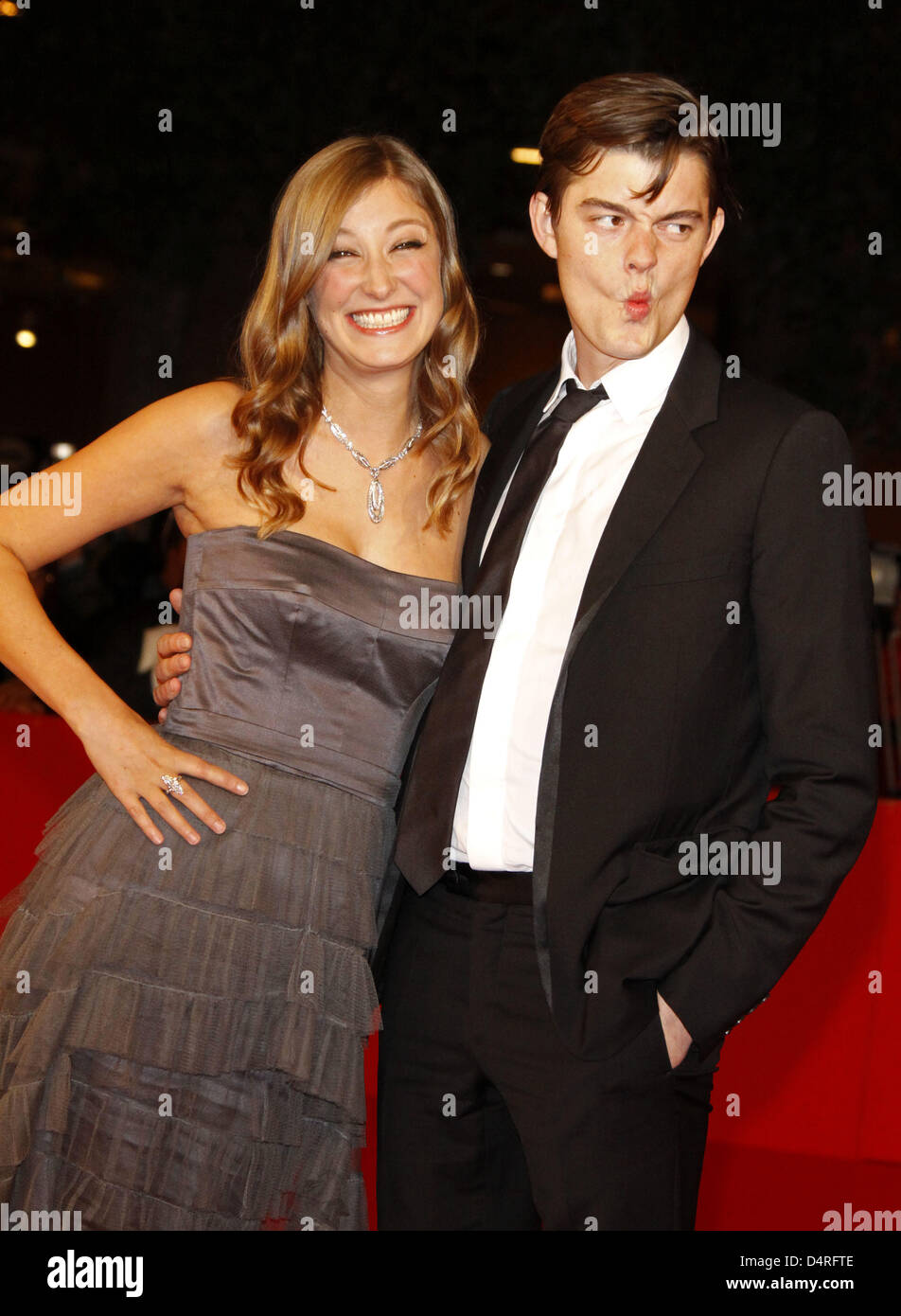 Deutsche Schauspielerin Alexandra Maria Lara (L) und ihr Ehemann Sam Riley (R) kommen für die Premiere des Films? Die Stadt von Ihrem Zielort? beim 4. internationalen Rom Filmfestival in Rom, Italien, 16. Oktober 2009. Foto: Hubert Boesl Stockfoto