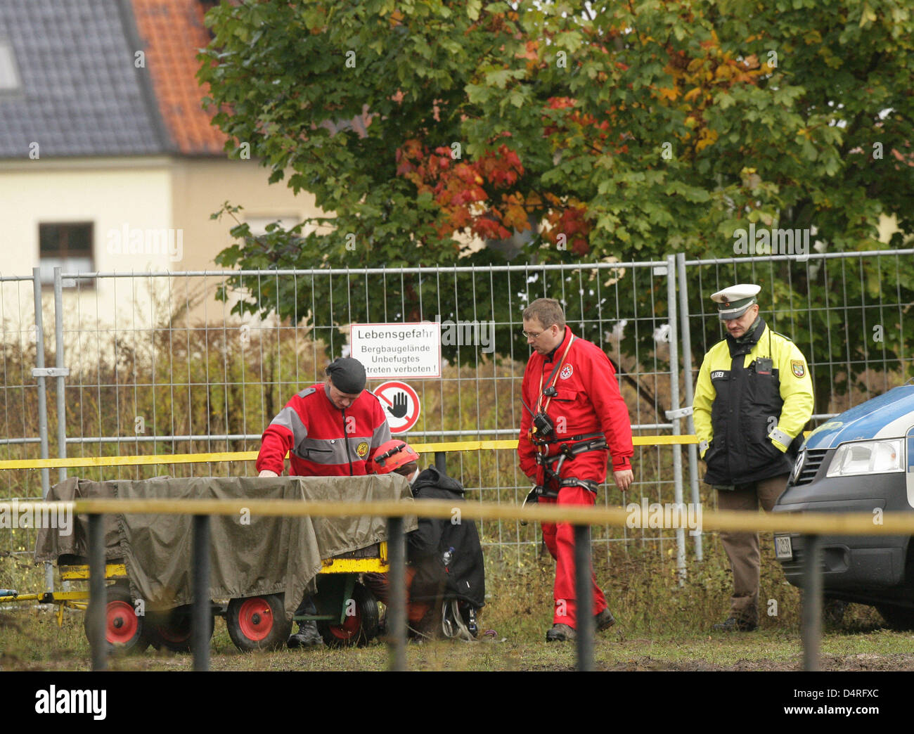 Polizei Geschlossen Off Rund Um Concordia See In Nachterstedt Deutschland 17 Oktober 09 Drei Monate Nach Dem Verheerenden Erdrutsch In Nachterstedt Begann Bergwacht Erinnerungsstucke Aus Den Verlassenen Hausern Zu Retten Die 41 Einwohner