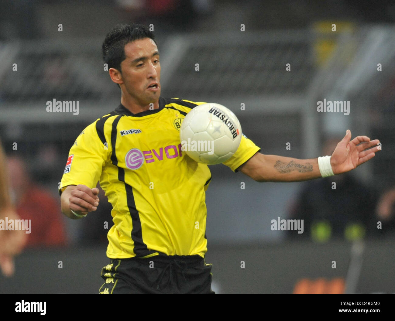 Dortmund? s Lucas Barrios erhält den Ball während der Bundesliga-Spieltag 9-Krawatte Borussia Dortmund Vs VfL Bochum im Signal-Iduna-Park in Dortmund, Deutschland, 18. Oktober 2009. Dortmund gewann 2: 0. Foto: Bernd Thissen Stockfoto