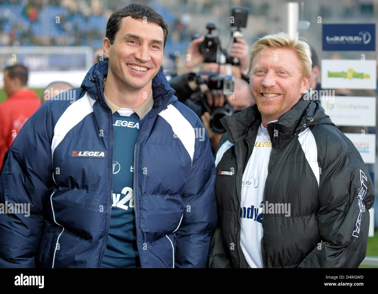 Ehemaliger Tennisspieler Boris Becker (R) und Boxer Vladimir Klitschko stellen an das Benefiz-Fußballspiel? Klitschko & Freunde trifft Becker & Freunde? am Carl-Benz-Stadion in Mannheim, Deutschland, 20. Oktober 2009. Das Spiel profitiert der Laureus Sport for Good Foundation Deutschland. Foto: RONALD WITTEK Stockfoto