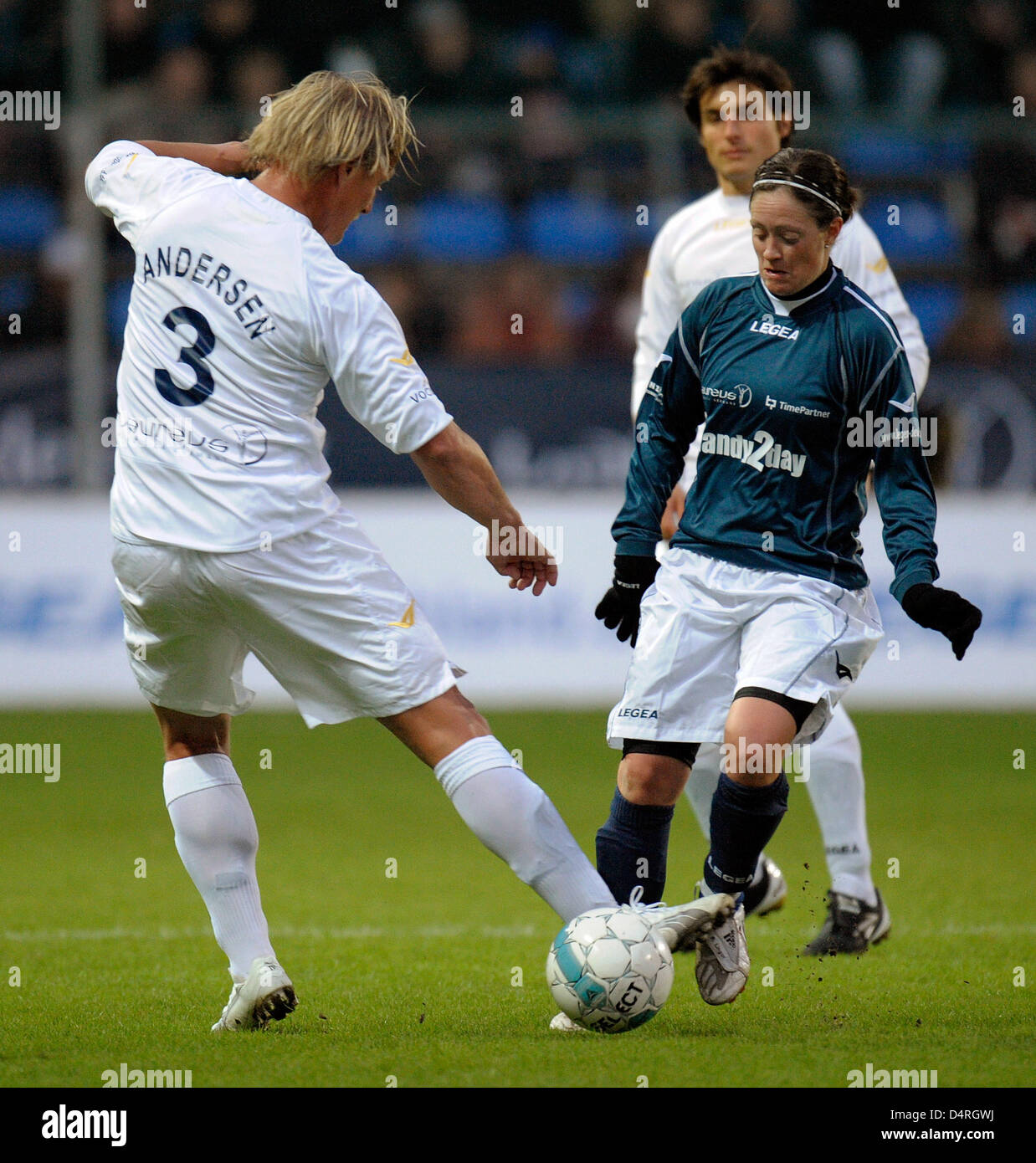 Ehemaliger Fußballspieler Jörn Andersen (L) von Team Becker und Renate Lingor Team Klitschko kämpfen um den Ball während das Benefiz-Fußballspiel? Klitschko & Freunde trifft Becker & Freunde? am Carl-Benz-Stadion in Mannheim, Deutschland, 20. Oktober 2009. Das Spiel profitiert der Laureus Sport for Good Foundation Deutschland. Foto: RONALD WITTEK Stockfoto